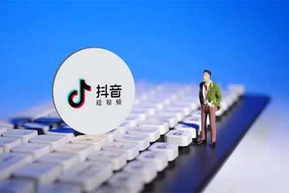 一个抖音50万粉丝的美女类型的账号，如何去实现变现？